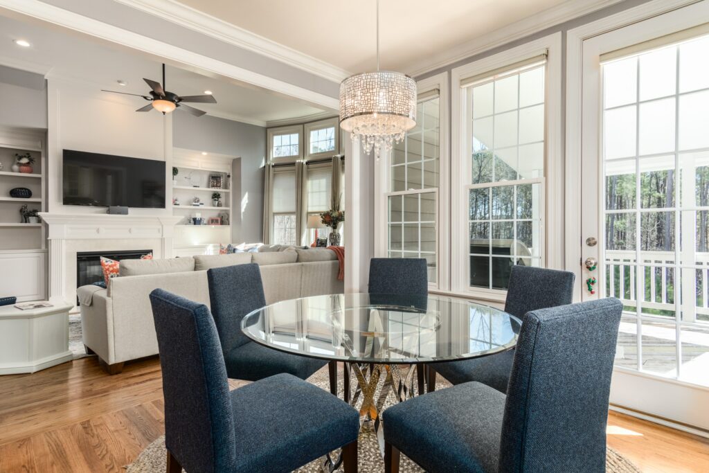 A nice living room and dining area wiht a crystal chandelier in a short-term rental property