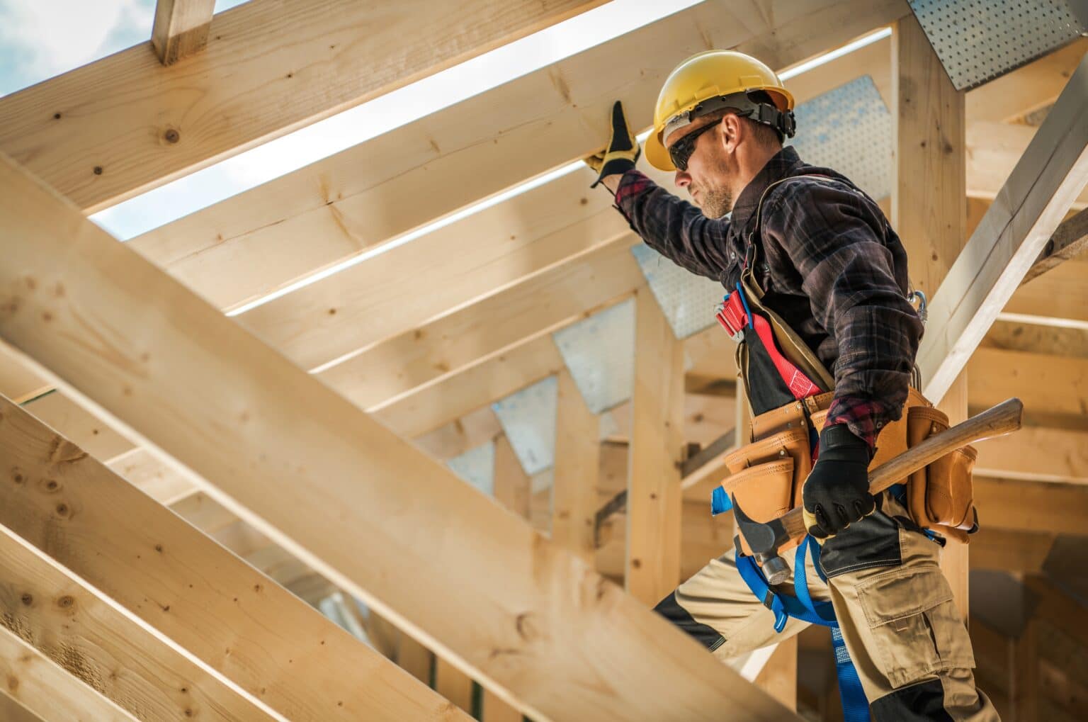 general liability for independent contractors concept with contractor working on house frame